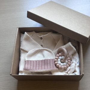 box regalo neonato, idea regalo nascita, completo neonato cotone verde, mussole cotone neonato, dentaruolo in silicone e legno, box nascita sostenibile, regalo baby shower originale.