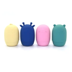 Trasforma il bagnetto in un momento di gioco e scoperta con questo set di 4 animaletti galleggianti in silicone. Pinguino, foca, orso e mucca accompagnano il tuo bimbo in un’esperienza sensoriale unica: si aprono per una pulizia facile, si riempiono d’acqua e stimolano la curiosità, la manualità fine e l’immaginazione. Realizzati in silicone 100% sicuro, lavabili a mano o in lavastoviglie, arrivano in un pratico sacchetto riutilizzabile, perfetto per portare piccoli oggetti ovunque. Un gioco educativo, conviviale e originale, ideale come regalo nascita o per rendere ogni bagnetto un momento di allegria. Scopri un prodotto pensato per accompagnare la crescita dei più piccoli con semplicità, qualità e tanta dolcezza.