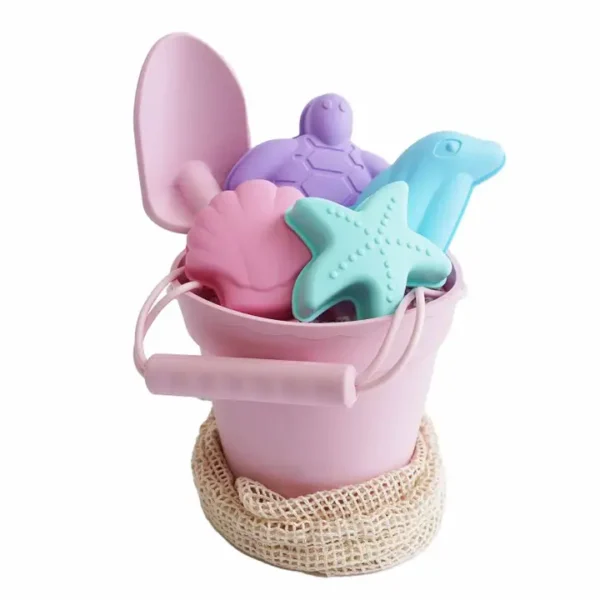 Rendi speciali le tue giornate estive con questo set da spiaggia in silicone, ideale per regalare ore di divertimento creativo con i tuoi giochi da spiaggia preferiti. Il kit comprende secchiello, paletta e 4 stampi colorati (delfino, tartaruga, stella marina e conchiglia) per stimolare l’immaginazione e la motricità fine dei bambini. Realizzato in silicone ecologico, morbido e durevole, è sicuro, facile da pulire e pieghevole: lo porti ovunque, anche in valigia. La pratica sacca in cotone inclusa ti permette di trasportare sabbia e formine senza sporcare. Un’idea regalo perfetta per vacanze al mare, giochi in giardino o gite al lago, pensata per chi ama i giochi da spiaggia che uniscono qualità e sostenibilità.